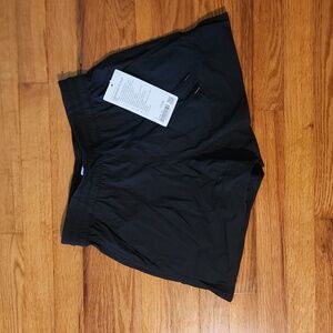lightweight HR short 3.5" size 4 brand new tags on lululemon shorts black Bnwt